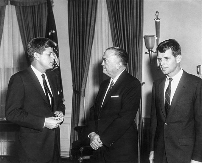 John F. Kennedy, ezkerrean, FBIren zuzendariarekin eta Robert anaiarekin / EFE.