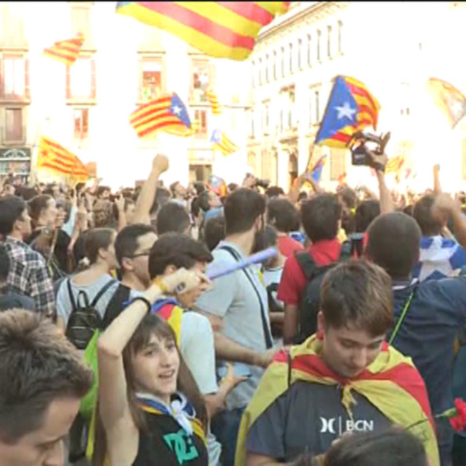 Gritos de independencia frente al Palau de la Generalitat