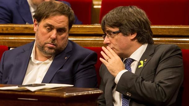 Carles Puigdemont y Oriol Junqueras durante el pleno del 27 de octubre. Foto: EFE