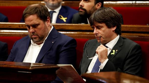 Oriol Junqueras y Carles Puigdemont durante el pleno del 27 de octubre de 2017. Foto: EFE