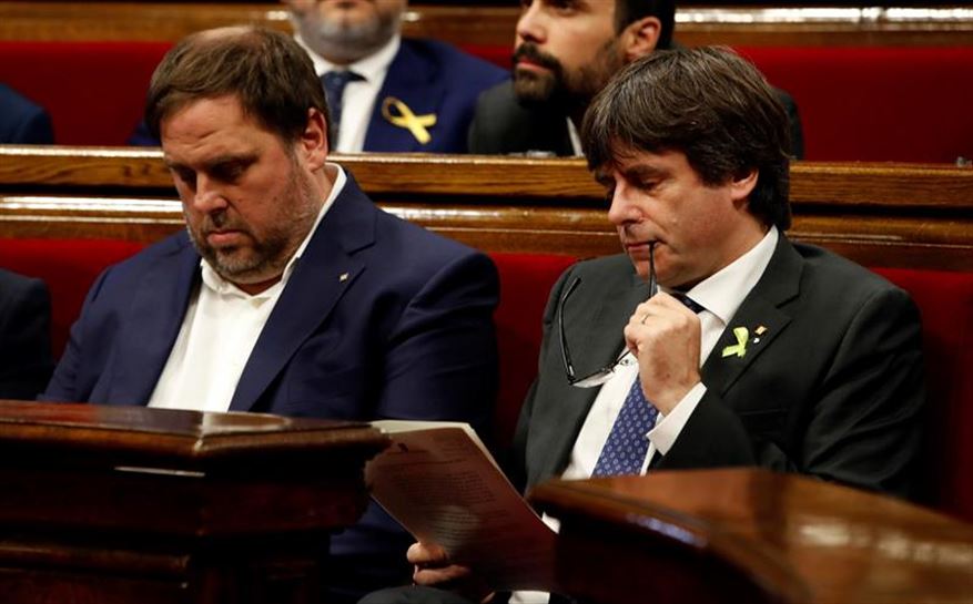 Oriol Junqueras y Carles Puigdemont durante el pleno del 27 de octubre de 2017. Foto: EFE