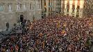 Miles de personas celebran la independencia en la plaza de Sant Jaume