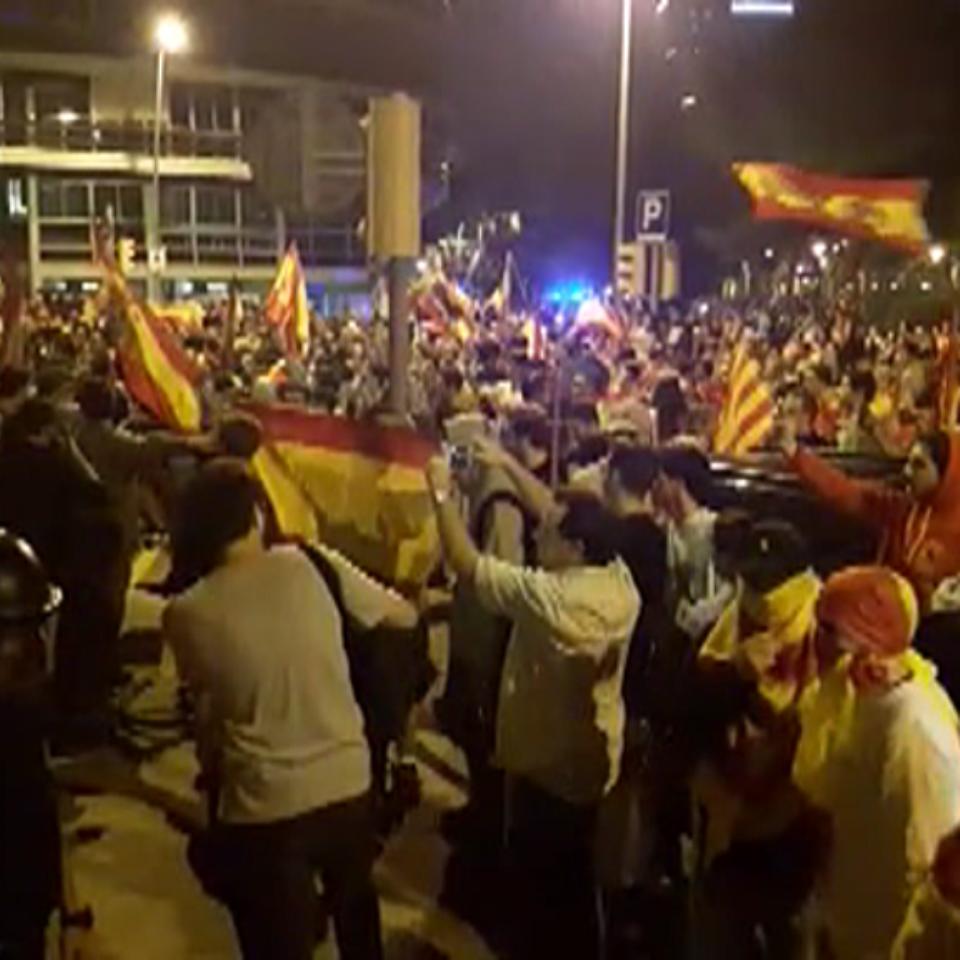 Una protesta violenta ante Catalunya Ràdio impide salir a los trabajadores