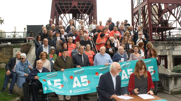 La rueda de prensa ha sido en el Puente Colgante de Getxo. Imagen: Gure Esku Dago 