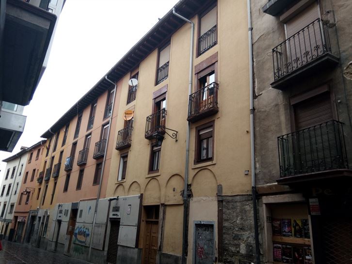 Riego de derrumbe en la Calle Santo Domingo, nos 40 y 4