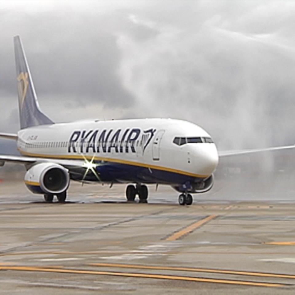 Imagen de archivo de un avión de Ryanair en Foronda. Foto obtenida de un vídeo de EiTB. 