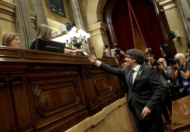Puigdemont, ante la Mesa del Parlament, en la votación del pasado viernes. Foto: EFE. 