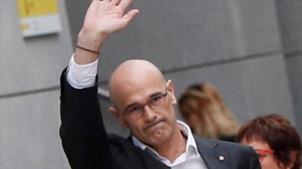 Raül Romeva saluda frente a los congregados a las puertas de la Audiencia Nacional