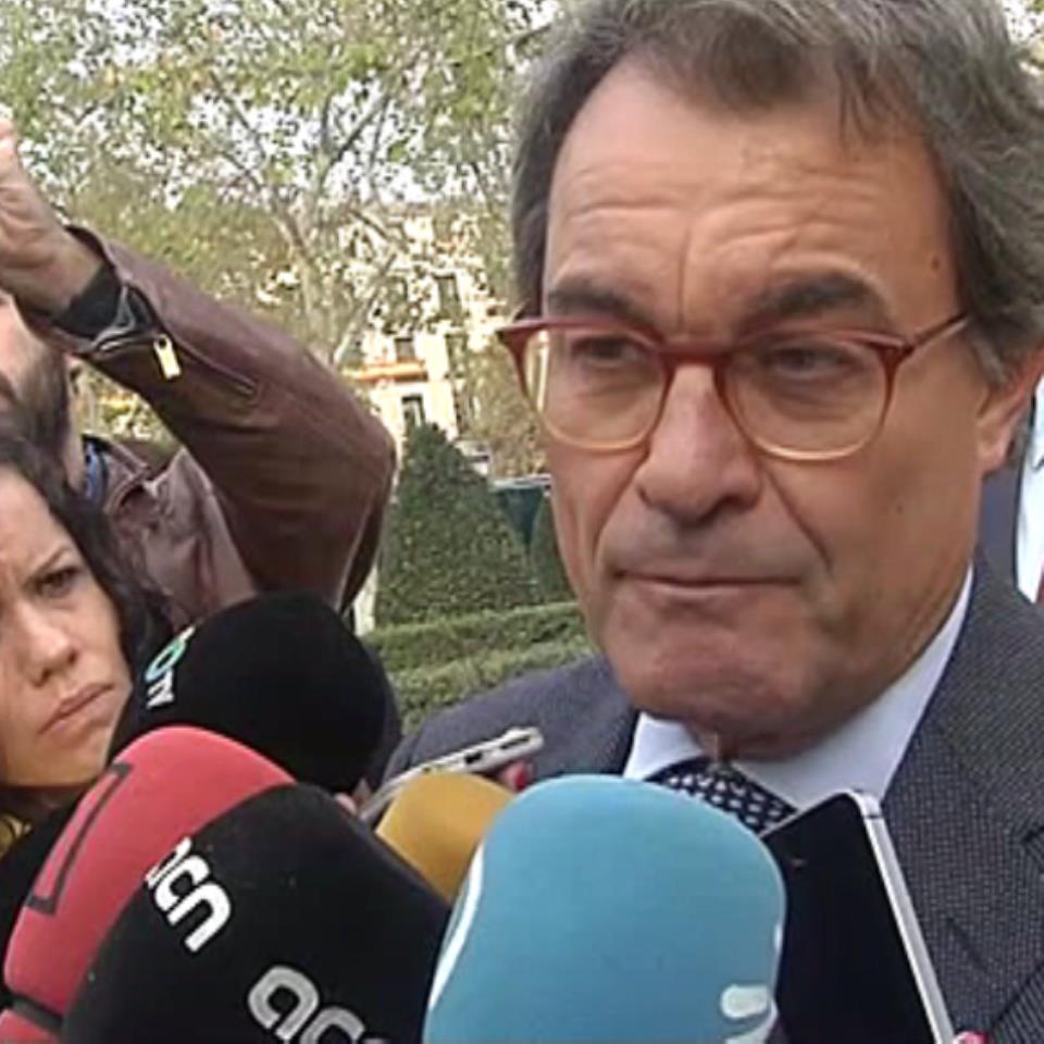 Artur Mas, dialoga con Francesc Homs, este jueves, ante la Audiencia Nacional. Foto: EFE. 