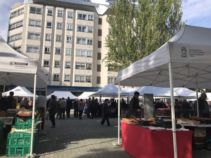 Mercado de los jueves y sábados provisionanlemte en la Plaza Leizaola