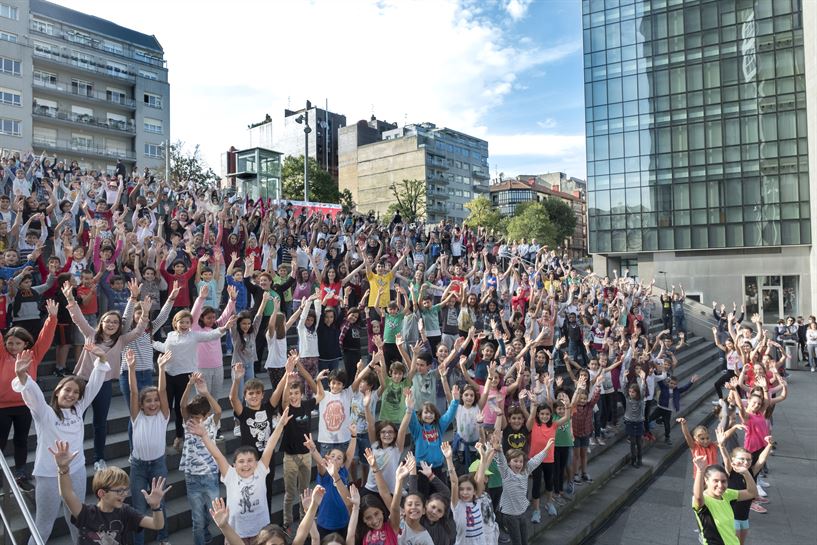 Los actores y seguidores de 'Go!azen', en la grabación del flashmob de Bilbao.
