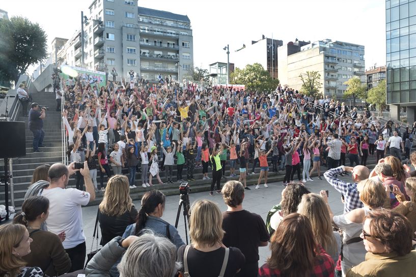 Los actores y seguidores de 'Go!azen', en la grabación del flashmob de Bilbao.