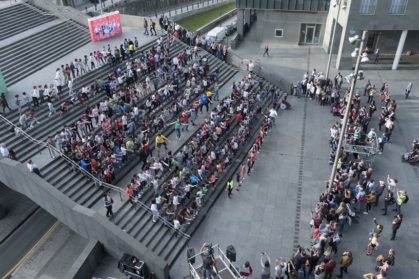 Los actores y seguidores de 'Go!azen', en la grabación del flashmob de Bilbao.