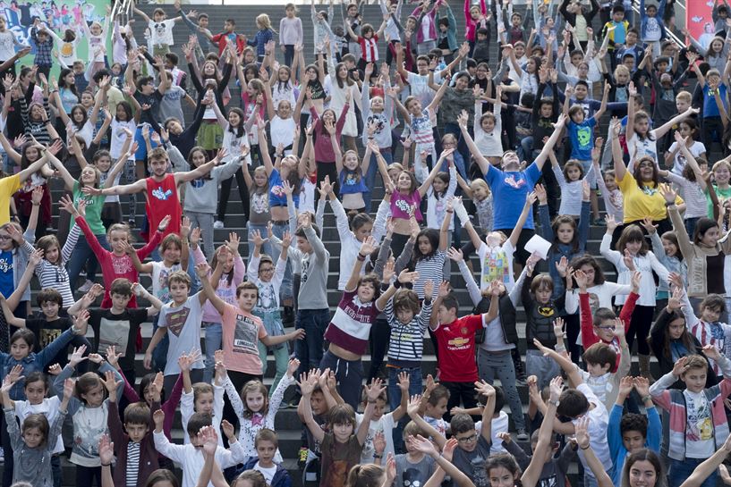 Los actores y seguidores de 'Go!azen', en la grabación del flashmob de Bilbao.