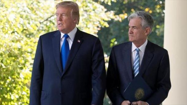 El presidente de EE. UU., Donald Trump, y Jerome Powell. Foto: EFE