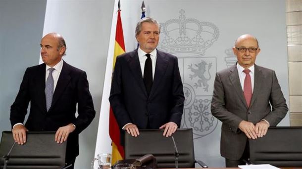 Íñigo Méndez de Vigo, Luis de Guindos y Cristóbal Montoro tras el Consejo de Ministros. Foto: EFE