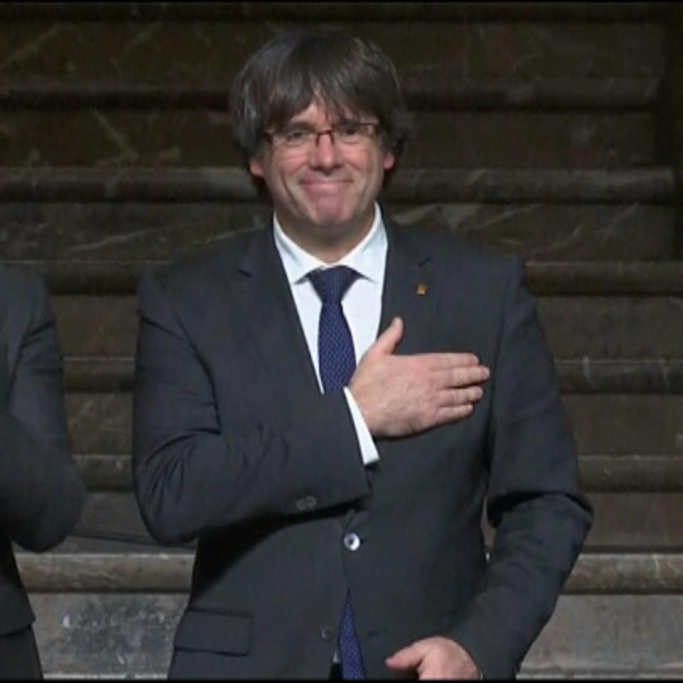 Puigdemont, recibido entre aplausos por los alcaldes desplazados a Bruselas