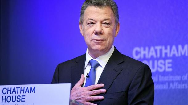 Juan Manuel Santos Kolonbiako presidentea, Londresen, Chatham House saria jaso ostean. EFE.