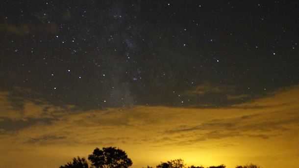 Foto de una noche llena de estrellas. Autor: Iñaki Gómez de Segura.