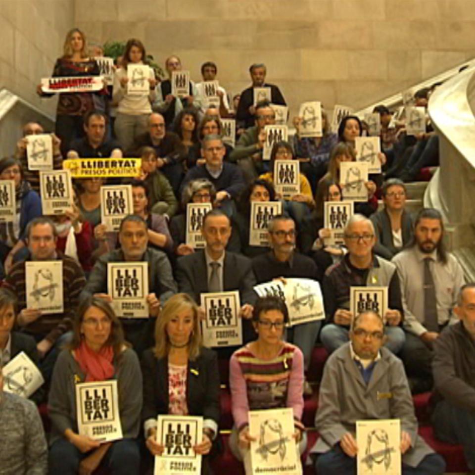 Trabajadores de Parlament se solidarizan con miembros de la Mesa