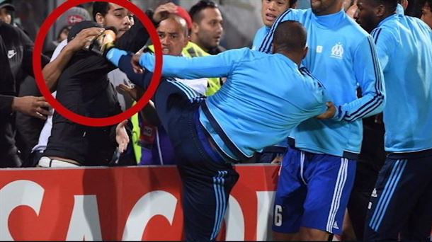 Momento en el que Evra golpeó al aficionado del Olympique de Marsella.