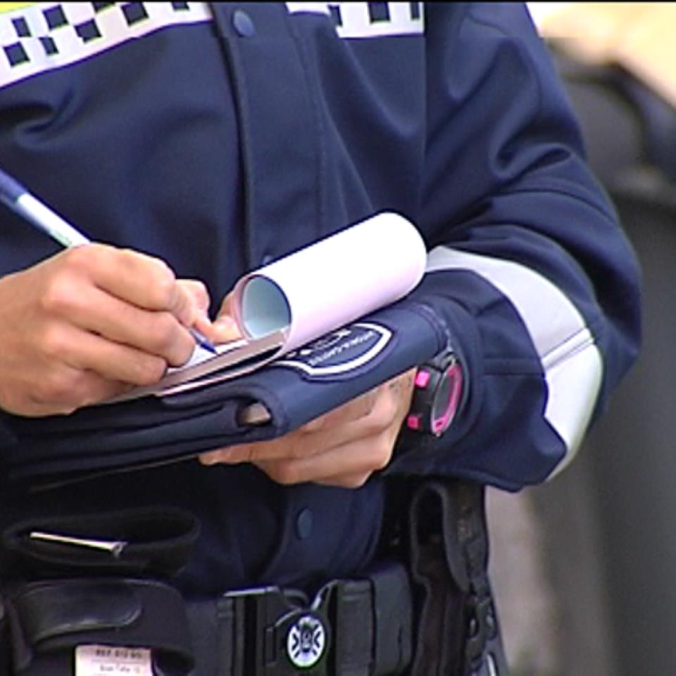 Un agente de Policía Local impone una multa a un infractor en Vitoria-Gasteiz.