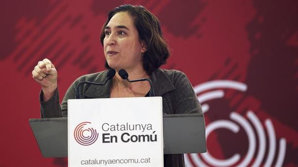 Ada Colau Barcelona en Comu alderdiko militanteen galdeketan. EFE.