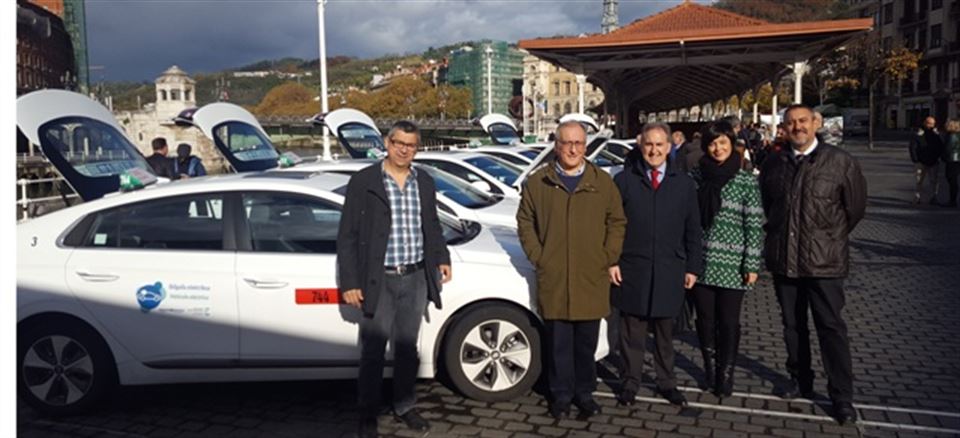 Presentación de seis nuevos taxis eléctricos. Foto: Ayuntamiento de Bilbao