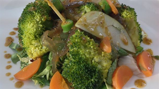 Brokoli eta azenario entsalada wakamearekin