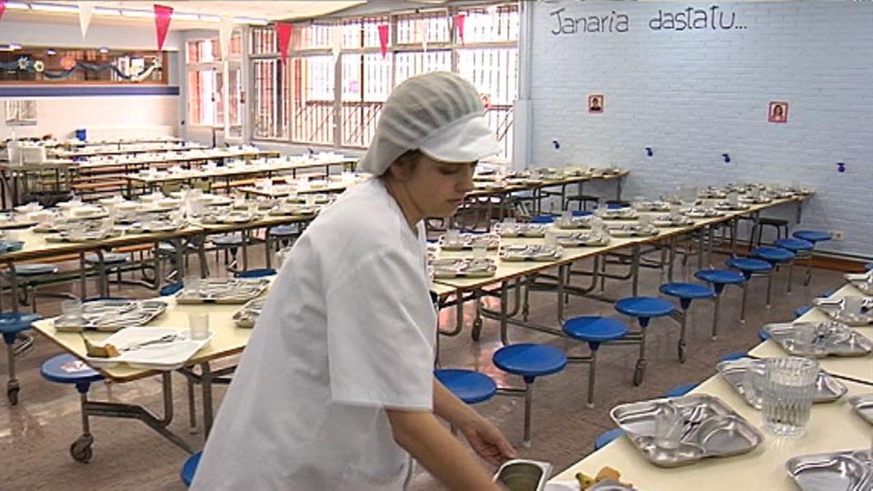 El 80 % del personal de cocina de Educación secunda la huelga, según ELA y LAB