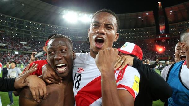 Dos jugadores de Perú celebran la clasificación para Rusia 2018. Foto: Efe.
