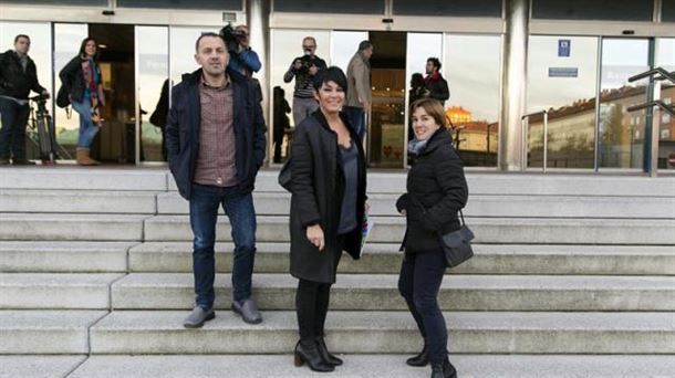 Unai Urruzuno, Maddalen Iriarte y Leire Pinedo, integrantes de la delegación de EH Bildu. Foto: EFE