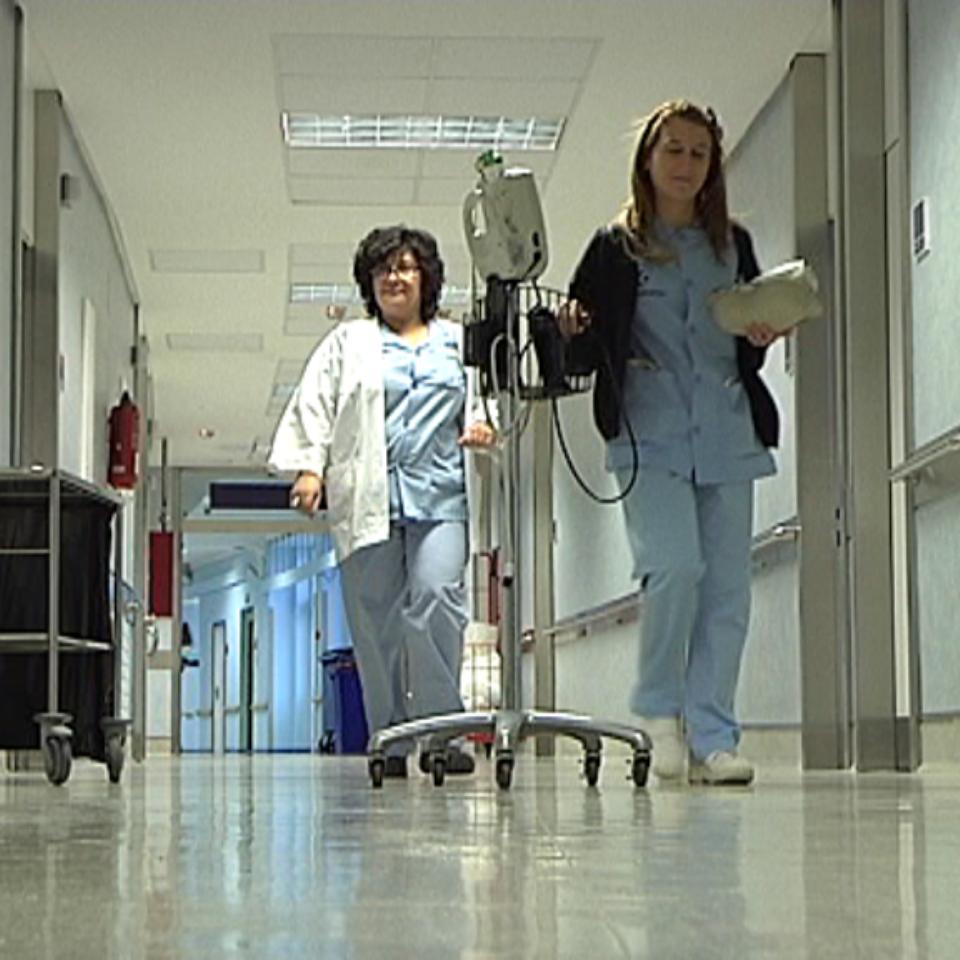 Imagen de archivo de dos profesionales de enfermería. Foto obtenida de un vídeo de EiTB. 