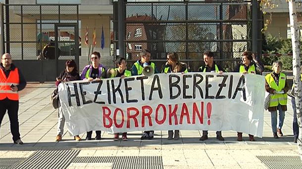 Hezkuntza Bereziko langileak, protesta batean. EiTBko bideo batetik hartutako irudia