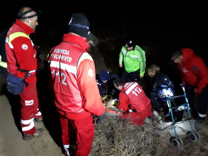 Miembros del equipo de salvamento, en el lugar donde ha sido hallada la desaparceida