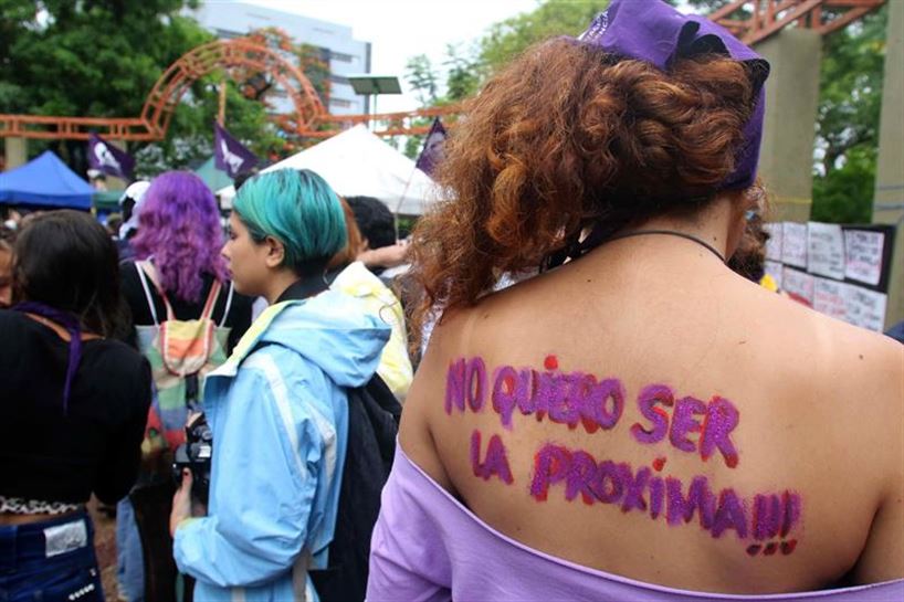 Una chica lleva escrito en su espalda "no quiero ser la próxima".