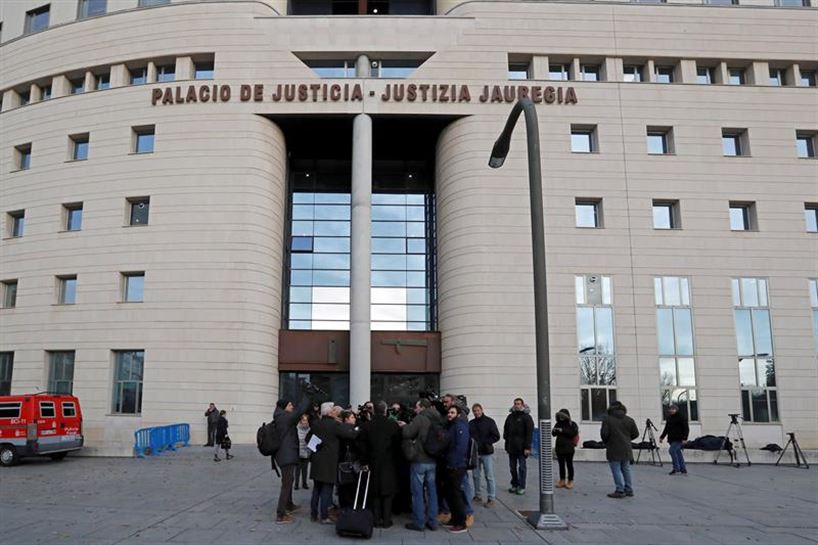 Agustín Martínez Becerra abogado defensor atiende a los medios a las puertas del Palacio de Justicia