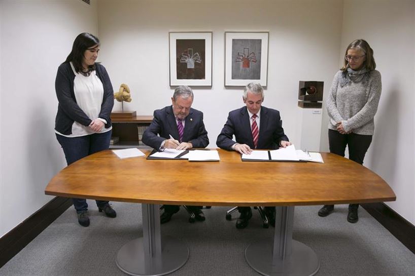 Azpiazu (PNV) y Damborenea (PP) firman el acuerdo de presupuestos. EFE