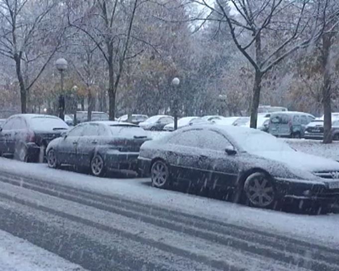 Nieva en Vitoria-Gasteiz y los coches se tiñen de blanco.