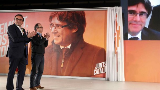 Puigdemont interviene desde Bruselas en el acto de campaña de Junts per Catalunya. Foto: Efe