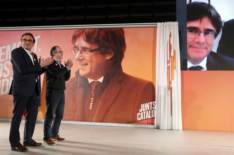 Puigdemont interviene desde Bruselas en el acto de campaña de Junts per Catalunya. Foto: Efe