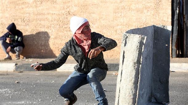 Un joven palestino lanza piedras contra el Ejército israelí, en una imagen reciente.