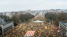 Miles de personas esperan el inicio de la manifestación de Bruselas