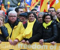 Epaileak Puigdemont eta Rovira inputatu ditu 'Tsunami auzia'-n, Junts eta PSOE arteko negoziazio betean