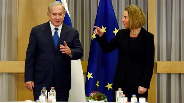 Benjamin Netanyahu se reúne con la jefa de la diplomacia europea, Federica Mogherini.