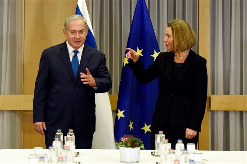 Benjamin Netanyahu se reúne con la jefa de la diplomacia europea, Federica Mogherini.