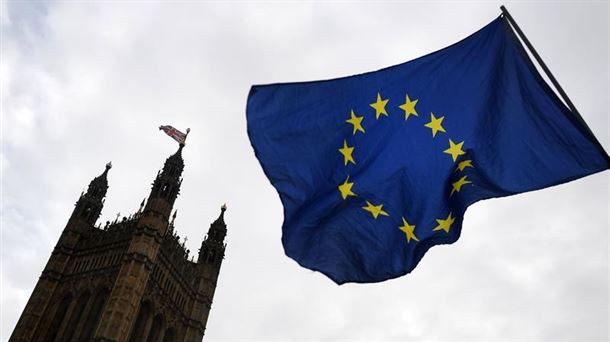 Europar Batasuneko bandera bat Londreseko Parlamentuaren aurrean. Argazkia: EFE.