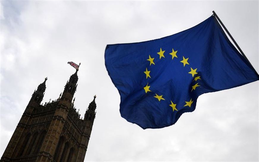 Europar Batasuneko bandera bat Londreseko Parlamentuaren aurrean. Argazkia: EFE.