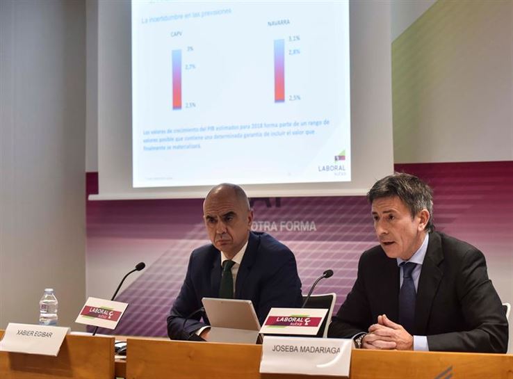 Xabier Egibar (i) y Joseba Madariaga (informe Perspectivas de la Economía Vasca 2018). Foto: EFE
