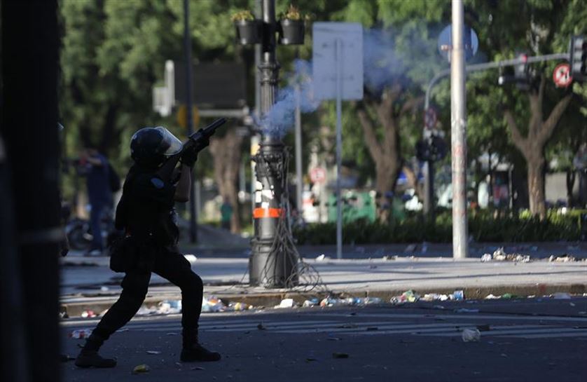La Policía Federal Argentina se enfrentan con manifestantes en Buenos Aires. Foto: EFE